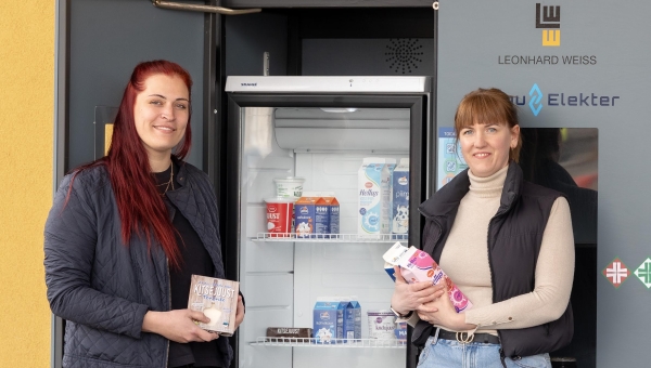 MTÜ Võrumaa Toiduringlus juhatuse liikmed, toidukapi idee eestvedajad Brita Saare (vasakul) ja Hedvig Valge keskraamatukogu juures asuva toidukapi ees. Foto: AIGAR NAGEL